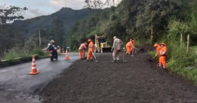 Nivelan pavimento en puntos críticos de la Vía a Santa Elena